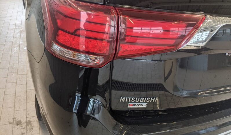 
								2019 Mitsubishi OUTLANDER PHEV LE AWD full									