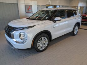 2024 Mitsubishi Outlander Plug-In Hybrid LE