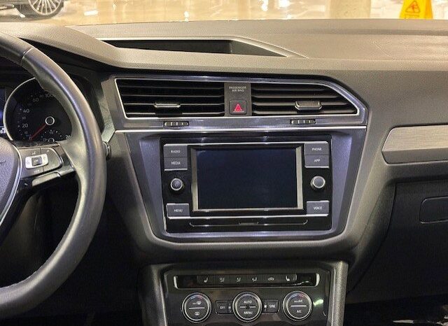 
								2020 Volkswagen Tiguan Comfortline 2.0T 8sp at w/Tip 4M full									