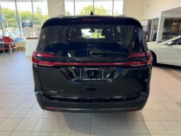 
										2022 Chrysler Pacifica Touring full									