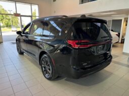 
										2022 Chrysler Pacifica Touring full									