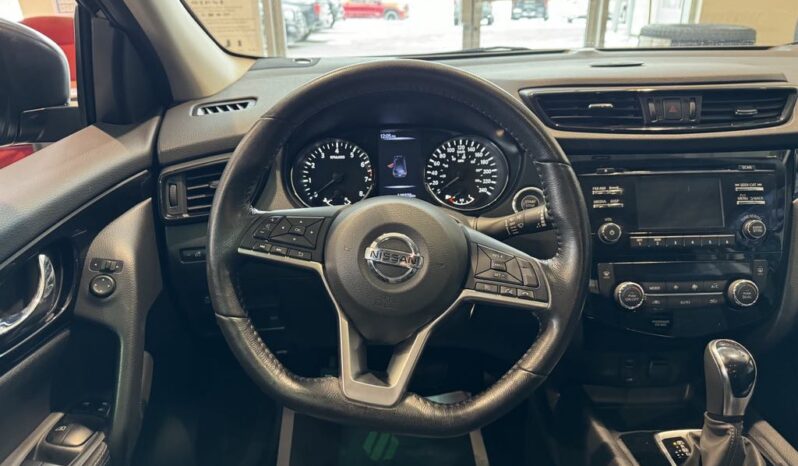 
								2017 Nissan Qashqai SV AWD CVT full									