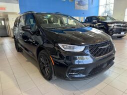 
										2022 Chrysler Pacifica Touring full									