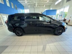 
										2022 Chrysler Pacifica Touring full									