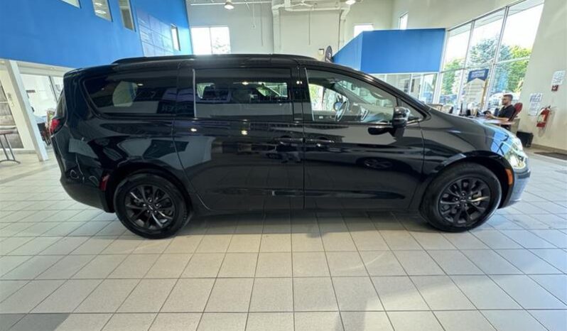 
								2022 Chrysler Pacifica Touring full									