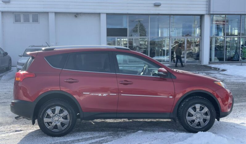 
								2015 Toyota RAV4 4 portes LE traction avant full									