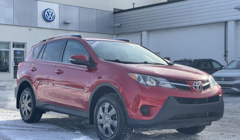 
								2015 Toyota RAV4 4 portes LE traction avant full									