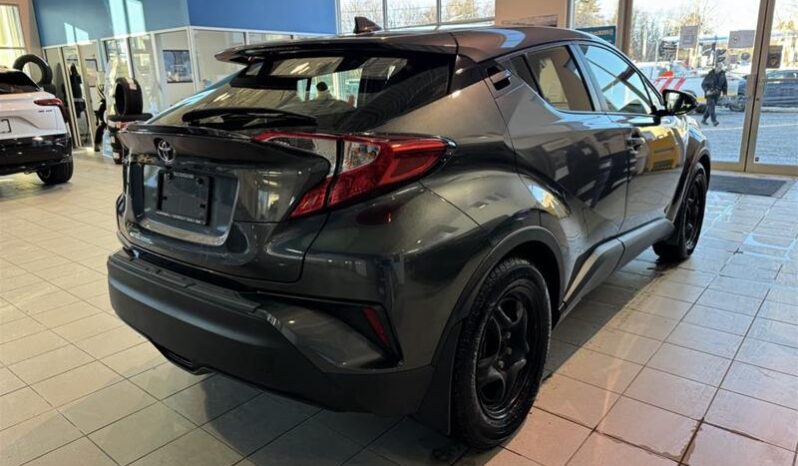 
								2022 Toyota C-HR XLE Premium full									