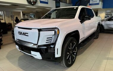 2025 GMC Sierra e4WD Crew Cab MAX Range Denali