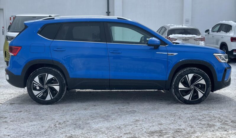 
								2024 Volkswagen Taos Highline 4MOTION full									