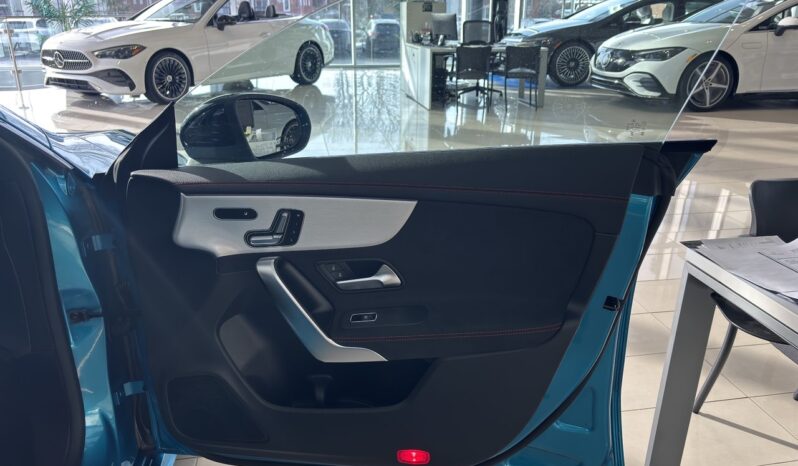 
								2025 Mercedes-Benz CLA 250 4MATIC full									