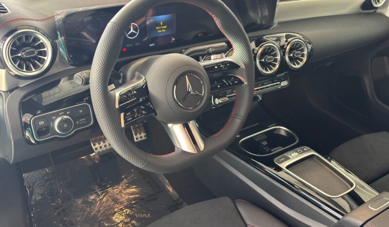 
								2025 Mercedes-Benz CLA 250 4MATIC full									