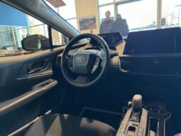 
										2024 Toyota Prius Plug-In SE full									