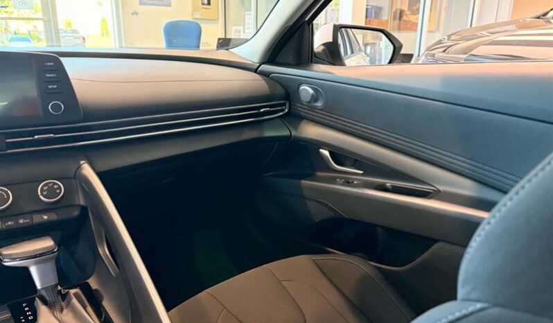 
								2025 Hyundai Elantra Preferred IVT full									