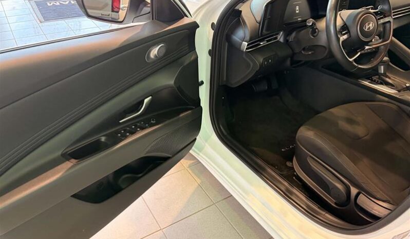 
								2025 Hyundai Elantra Preferred IVT full									