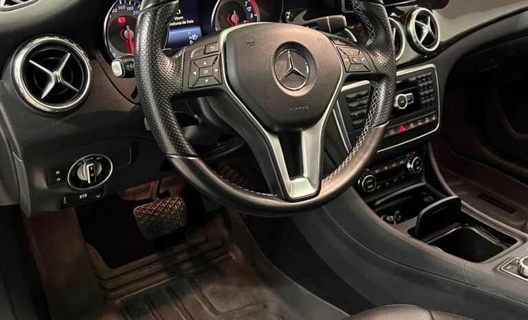 
								2015 Mercedes-Benz GLA250 4MATIC SUV full									