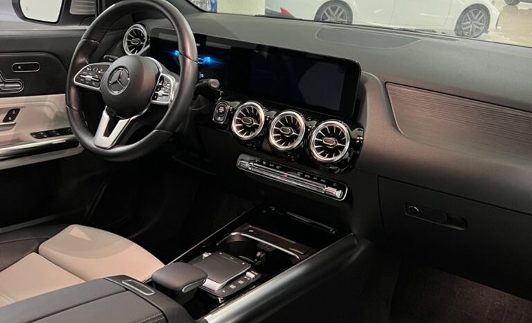 
								2022 Mercedes-Benz GLA250 4MATIC SUV full									