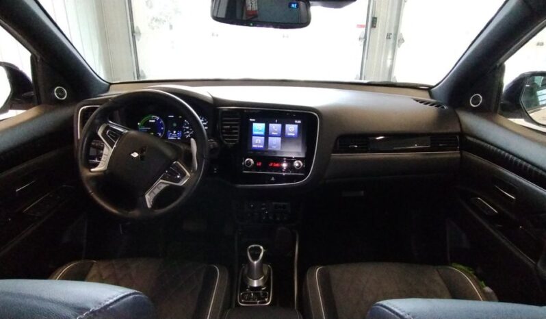 
								2022 Mitsubishi OUTLANDER PHEV GT full									