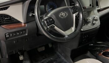 
										2017 Toyota Sienna XLE LTD 7-Passenger V6 full									