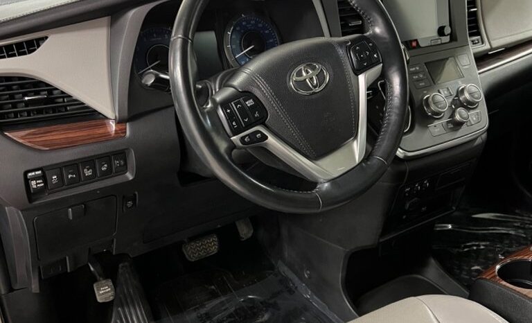
								2017 Toyota Sienna XLE LTD 7-Passenger V6 full									