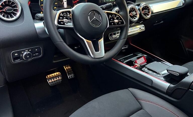 
								2023 Mercedes-Benz GLB250 4MATIC SUV full									