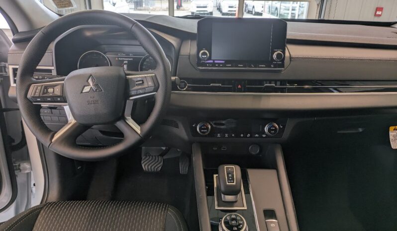 
								2024 Mitsubishi Outlander ES full									