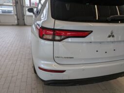 
										2024 Mitsubishi Outlander ES full									