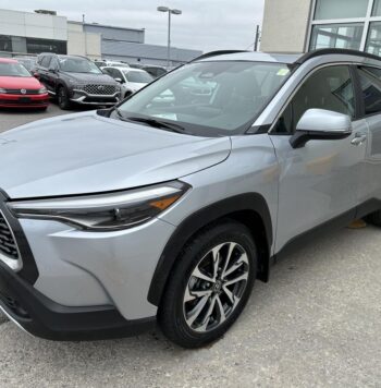 2023 Toyota Corolla Cross - Used Sedan - VIN: 7MUDAABG2PV048191 - Volkswagen de l'Outaouais Gatineau