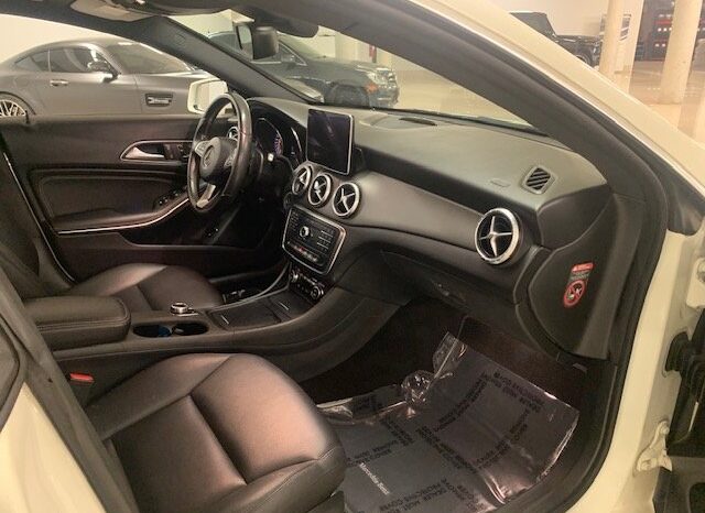 
								2015 Mercedes-Benz CLA250 4MATIC Coupe full									