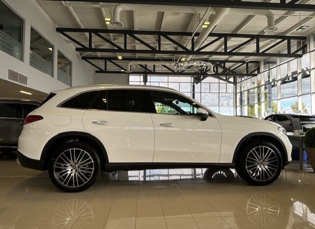 
								2025 Mercedes-Benz GLC 300 4MATIC full									