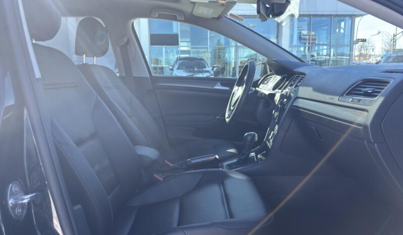
								2021 Volkswagen Golf full									