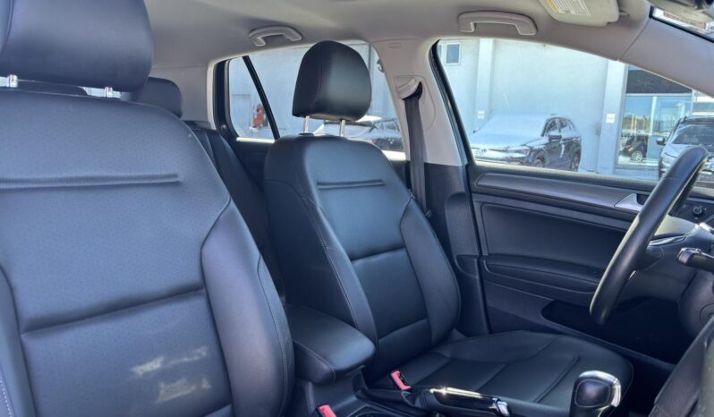 
								2021 Volkswagen Golf full									