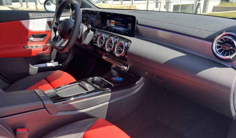 
								2025 Mercedes-Benz CLA 250 4MATIC full									