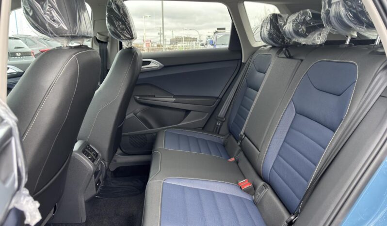 
								2025 Volkswagen Taos Highline 4motion full									